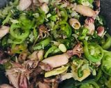 Foto langkah ke 4 dari resep 🦑🌶 Cumi Asin Cabai Hijau 🌶🦑.