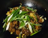 Foto langkah ke 6 dari resep Sapi Kecambah Lada Hitam.