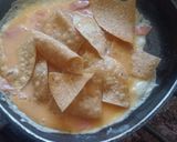 Foto del paso 2 de la receta: Huevo con tortilla frita, jamón y cebolla 😋😋