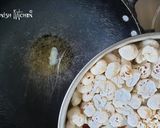 A picture of step 2 of Makhana Panjiri.