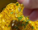 صورة لخطوة 6 من وصفة معكرونة بالصلصة Tagliatelle مع لحم مشوي بالفرن