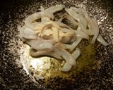 Foto del paso 2 de la receta Espaguetis negros con sepia en salsa de pimentón