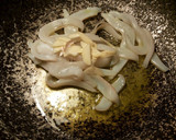 Foto del paso 2 de la receta: Espaguetis negros con sepia en salsa de pimentón