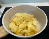 A picture of step 1 of Braised Fish Cake with Pineapple.