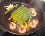 Foto del paso 2 de la receta: Espárragos con langostinos