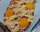 Foto del paso 7 de la receta Coca de Sant Joan 2025 v2: Crema, piñones, naranja confitada y azúcar humedecida en anís