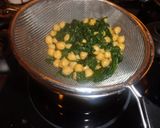 Foto del paso 1 de la receta Espinacas con garbanzos y salchichas