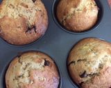 Foto langkah ke 5 dari resep Banana chocolate chip muffins.
