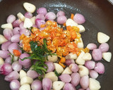 Foto langkah ke 3 dari resep Tumis Bawang Merah dan Bawang Putih.