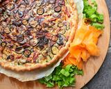 Foto del passaggio 8 della ricetta Torta salata alle zucchine e prosciutto cotto