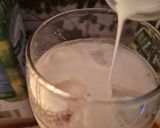 Foto langkah ke 3 dari resep Milk Strawberry Coffee.
