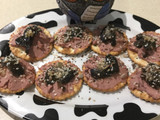 Crackers de Picadillo de Carne con Aceitunas Negras Especiadas en un brote de Anciedad (Fácil)