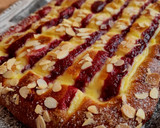 Foto del paso 4 de la receta: Coca de crema, coulis de frutos del bosque y almendras