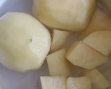 Foto langkah ke 1 dari resep Mashed potato dengan sosis pedas dan buncis.