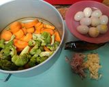 Foto langkah ke 1 dari resep Sayur bening telor puyuh.