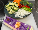 Foto del paso 1 de la receta: Tallarines de arroz (noodles) con verduras al wok y sésamo