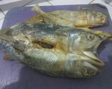 Foto langkah ke 1 dari resep Tumis ikan garam (ikan asin) rawit hijau.