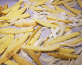 Foto del paso 1 de la receta: Salmón al horno con patatas y cebolla