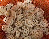 A picture of step 1 of Honey chilli lotus stem.