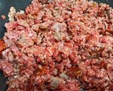 Foto del paso 2 de la receta: Macarrones tricolor, chorizo y champiñones con pasas