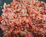 Foto del paso 2 de la receta: Macarrones tricolor, chorizo y champiñones con pasas