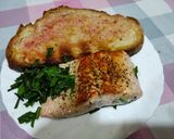 Foto del paso 2 de la receta Salmón con ajos tiernos y pan con tomate