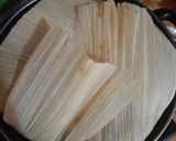 Foto del paso 4 de la receta: Tamales rojos de maseca