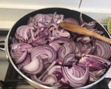 Foto del paso 1 de la receta: Budín de cebolla morada