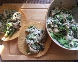 รูปขั้นตอนการทำที่ 4 ของ ทาโก้สลัดไก่ซีซาร์ Caesar chicken salad and taco spanich cream