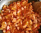 Foto del paso 1 de la receta Macarrones con salchichas de pavo, tomate y queso 🍝