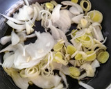 Foto del paso 2 de la receta: Salchichas de pollo encebolladas
