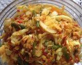 Foto langkah ke 6 dari resep Kubis Tumis Terasi (kubis/kol, bunga bawang, udang rebon).