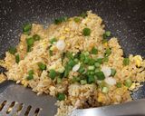 Foto langkah ke 11 dari resep Nasi Goreng Telur (Egg Fried Rice), bahan simple.