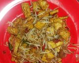 Foto langkah ke 7 dari resep Tumis tauge tahu pedas.
