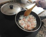 Foto del paso 2 de la receta: Arroz con pétalos de rosa