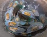Foto langkah ke 1 dari resep Kerang Saus Padang.