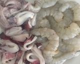 Foto langkah ke 1 dari resep Nasi Goreng Seafood.