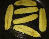 Foto langkah ke 4 dari resep Roti Goreng Gulung Pisang.