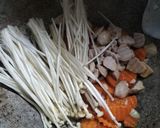 Foto langkah ke 2 dari resep Tumis Wortel Enoki.