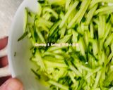 滴雞精、涼拌雞絲「一雞二用，營養湯品與開胃涼菜」的食譜步驟3照片