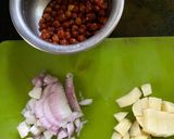 A picture of step 2 of Chana Masala.