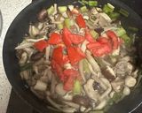 Foto del paso 4 de la receta: Muslos de pollo estilo oriental con menestra de mix setas y ajetes