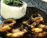Foto del paso 5 de la receta: Calamares en su tinta con arroz 🍚