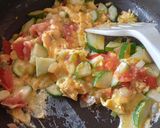 Foto langkah ke 4 dari resep Scramble Egg Tomat Timun.
