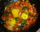 अफगानी एग ऑमलेट विदपोटॅटोजअँडटोमॅटोज (afghani egg omlet with potato' and tomato's recipe in marathi) रेसिपी स्टेप 3 फोटो 