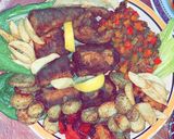 صورة لخطوة 2 من وصفة مقبلات الفليفلة والبندورة مع السمك المقلي 😋