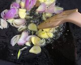 Foto langkah ke 2 dari resep Tumis Kangkung Sat Set.