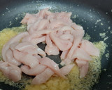 Foto del paso 3 de la receta: Risotto de pollo con queso parmesano