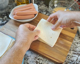 Foto del paso 2 de la receta: Rollitos fritos de Frankfurt con queso megacrujientes en AirFryer Proscenic T31