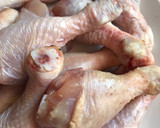 Foto del paso 2 de la receta: Muslitos de pollo con tomate